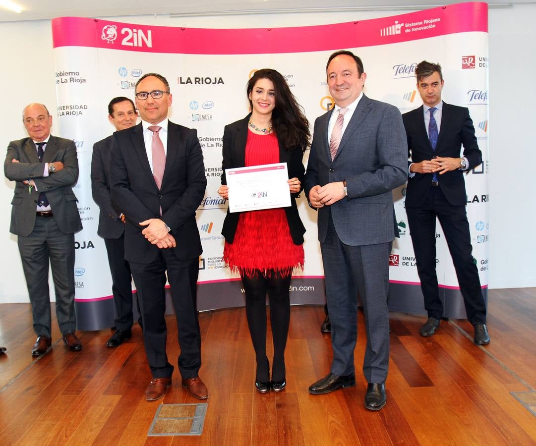 Entrega de los diplomas a los participantes del Proyecto 2IN