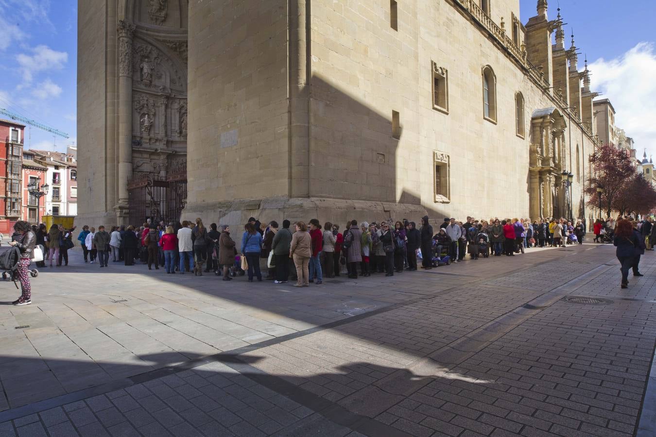 Logroño cumple su tradición de besar los pies del Cristo del Santo Sepulcro