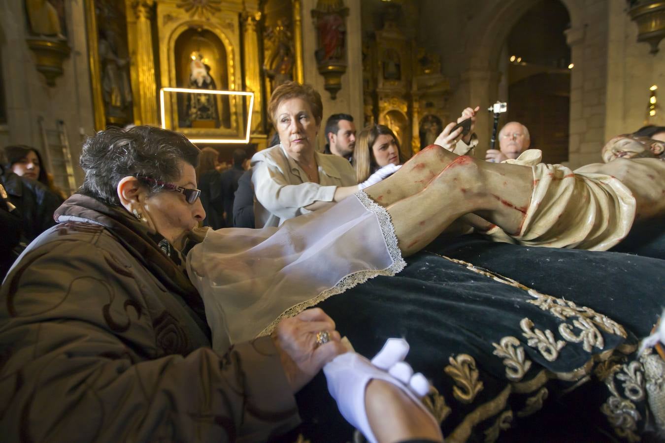 Logroño cumple su tradición de besar los pies del Cristo del Santo Sepulcro