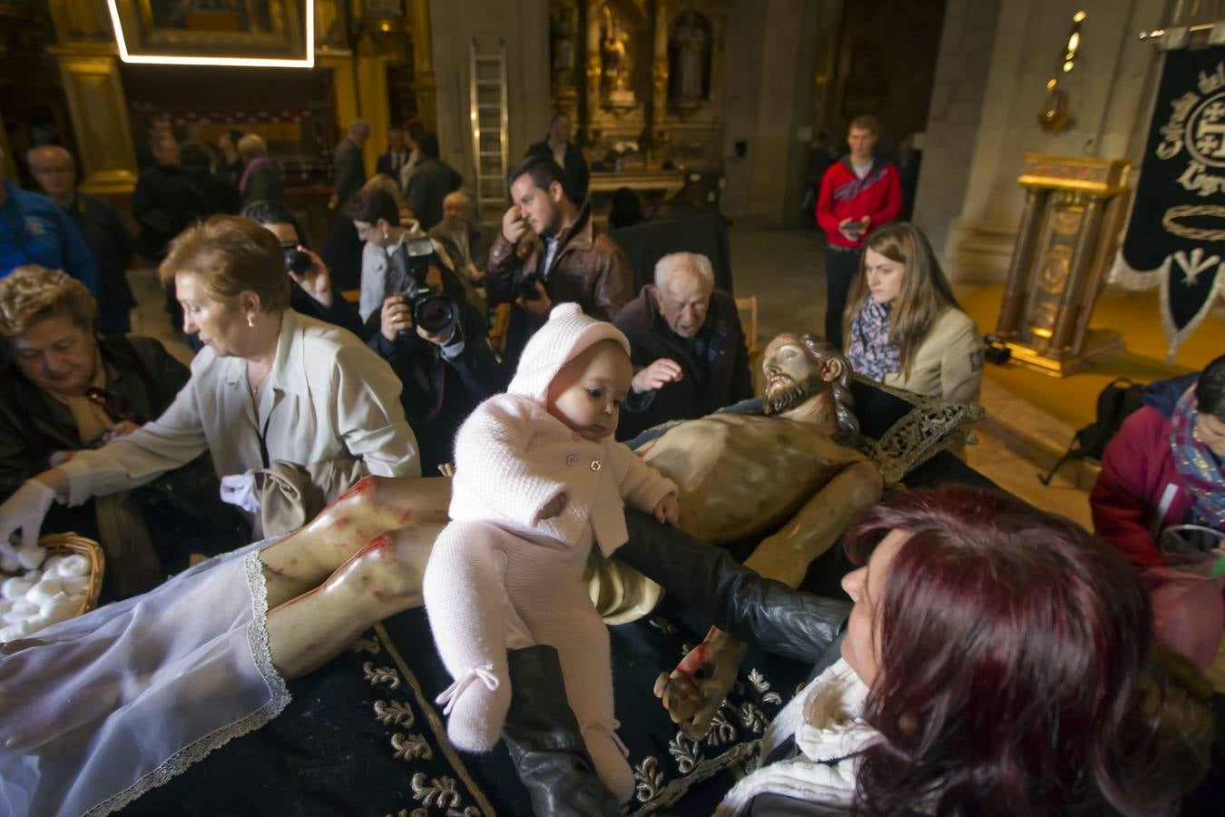 Logroño cumple su tradición de besar los pies del Cristo del Santo Sepulcro