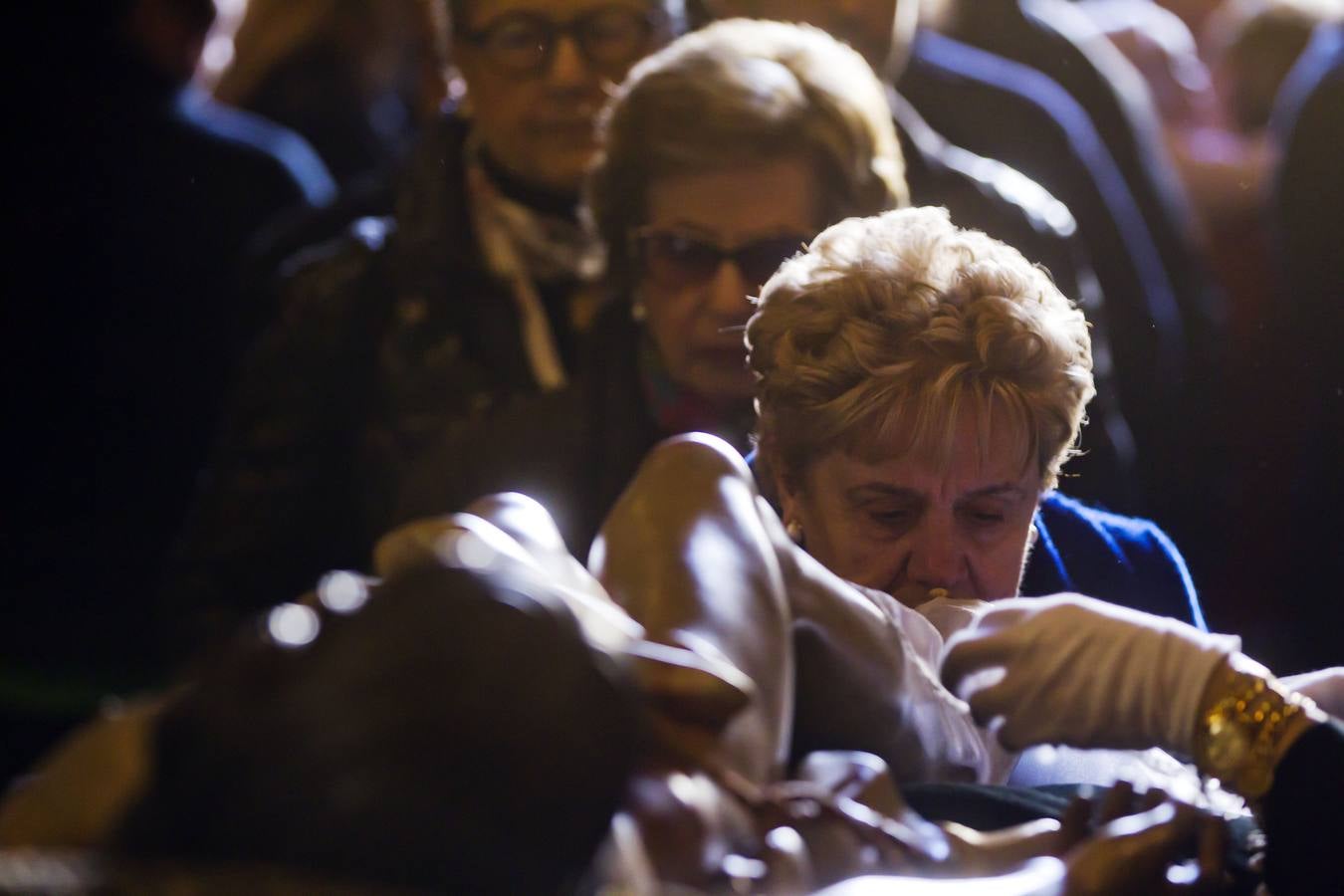 Logroño cumple su tradición de besar los pies del Cristo del Santo Sepulcro