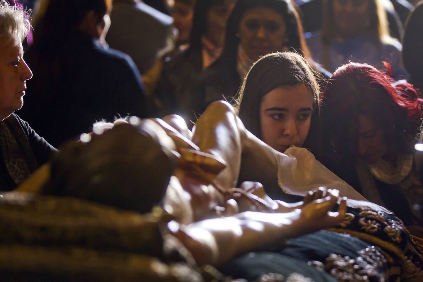 Logroño cumple su tradición de besar los pies del Cristo del Santo Sepulcro