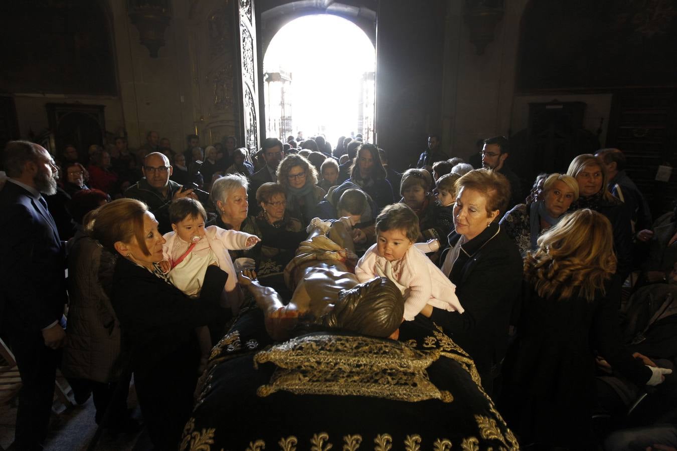 Logroño cumple su tradición de besar los pies del Cristo del Santo Sepulcro