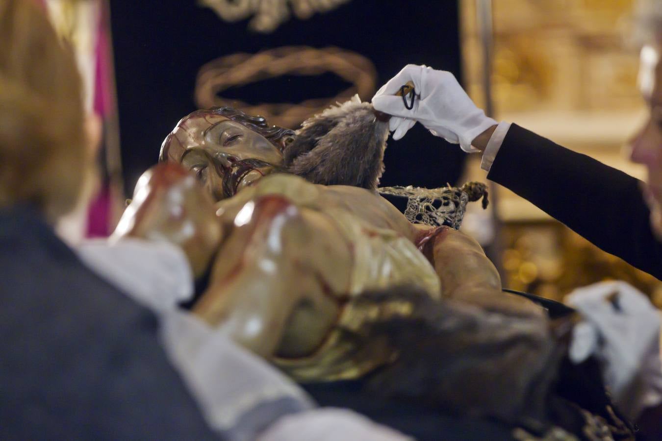 Logroño cumple su tradición de besar los pies del Cristo del Santo Sepulcro