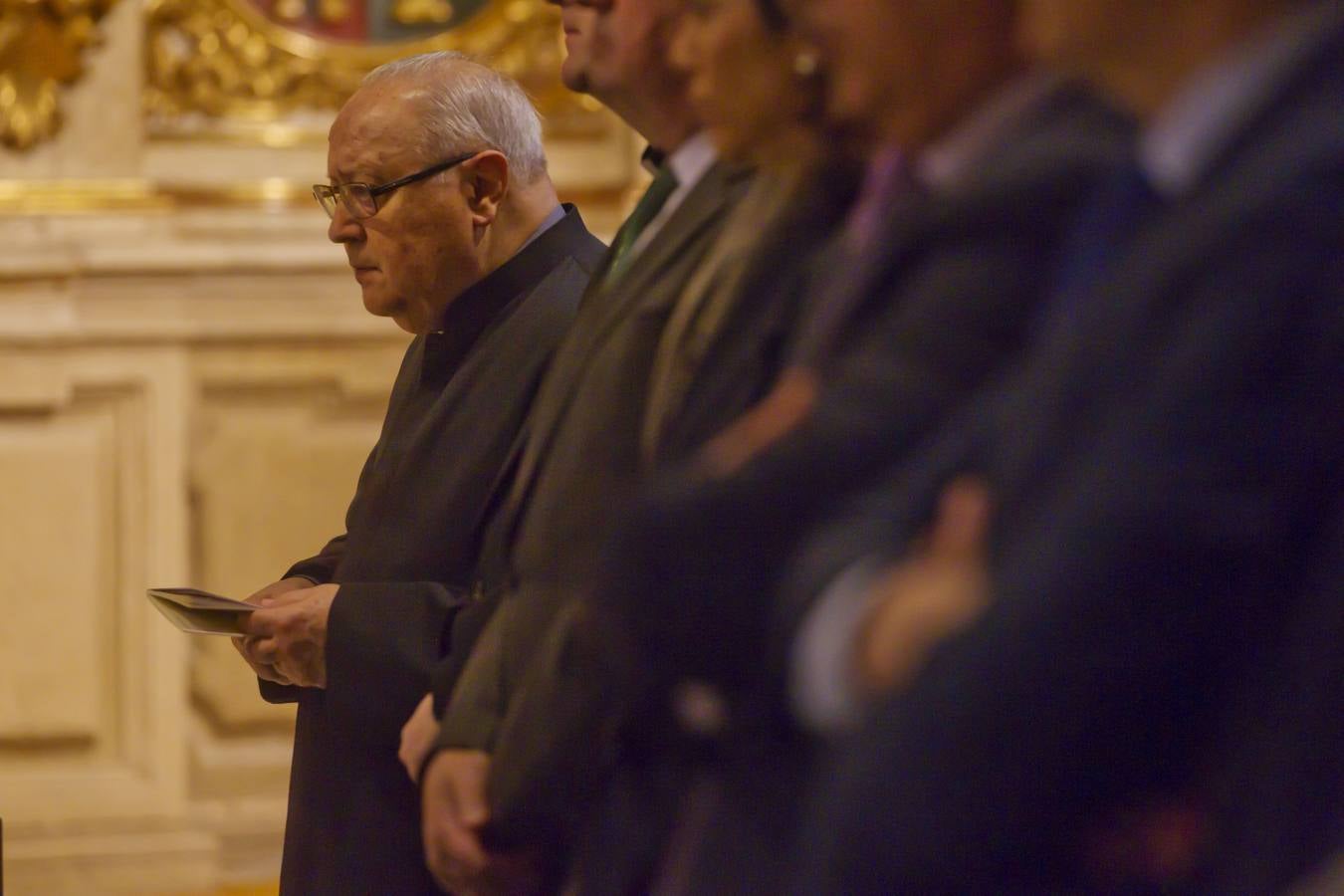 Logroño cumple su tradición de besar los pies del Cristo del Santo Sepulcro