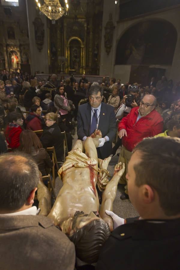 Logroño cumple su tradición de besar los pies del Cristo del Santo Sepulcro