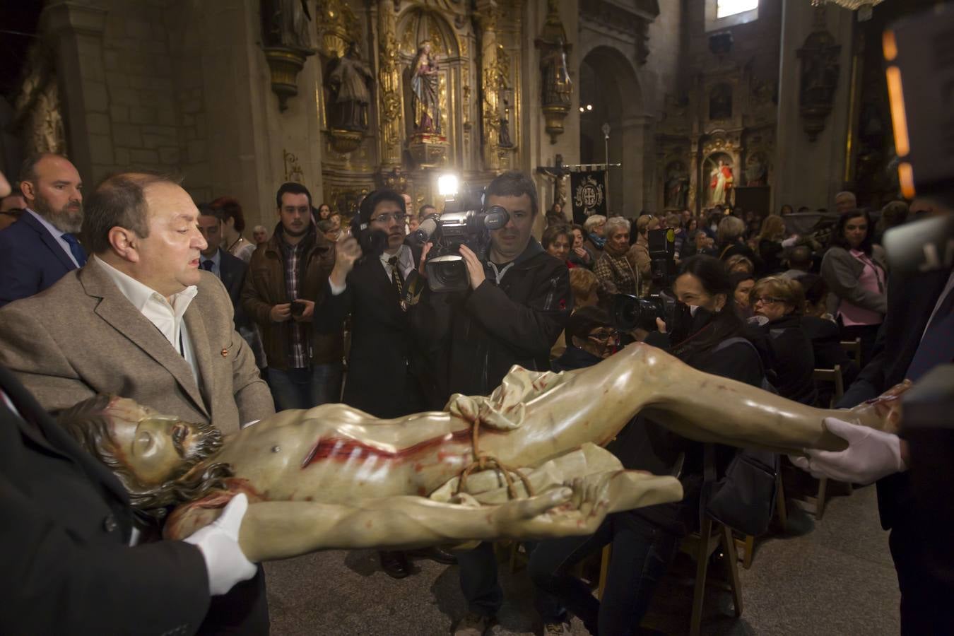 Logroño cumple su tradición de besar los pies del Cristo del Santo Sepulcro