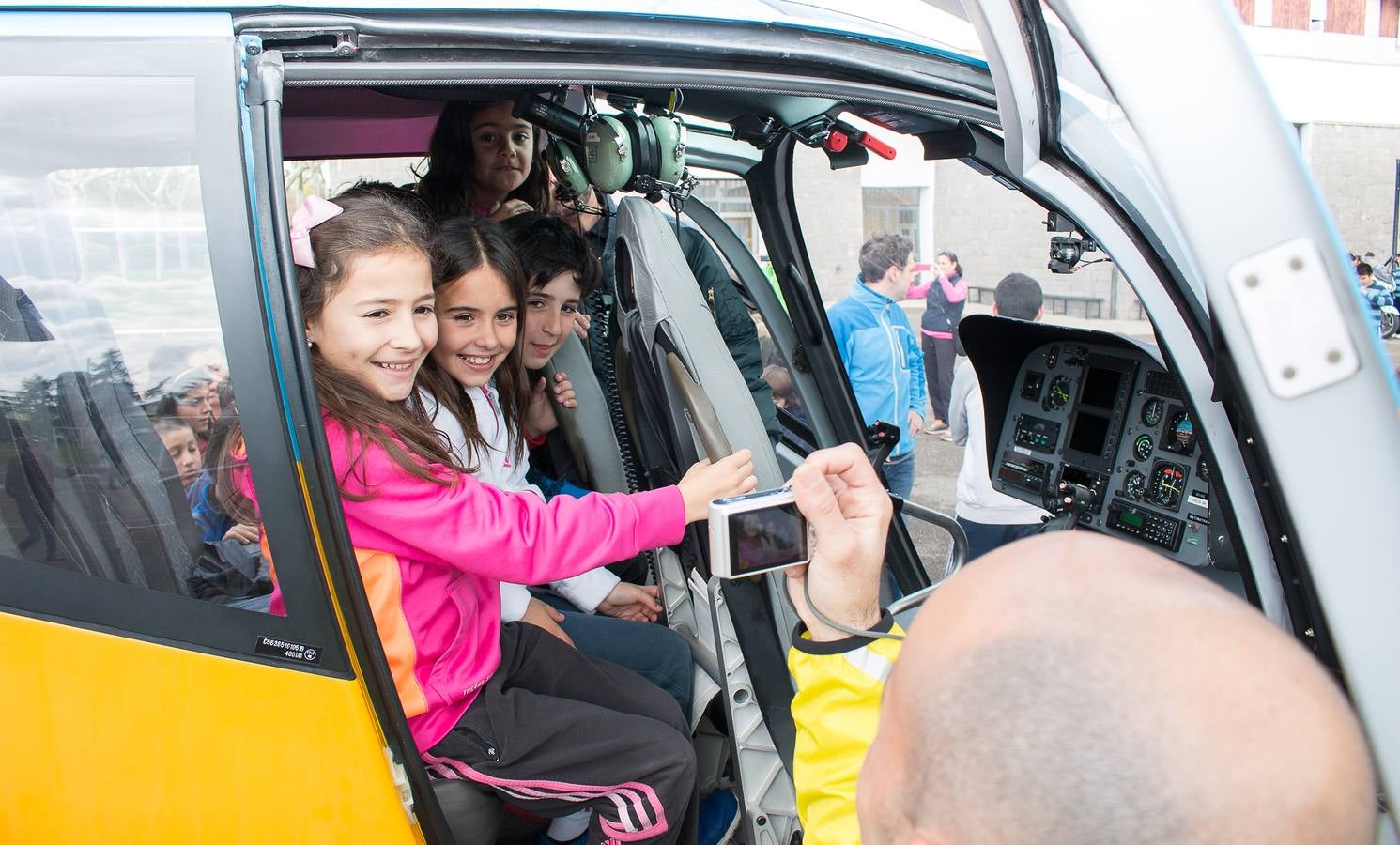 La DGT lleva uno de sus helicópteros al colegio Menesiano de Santo Domingo