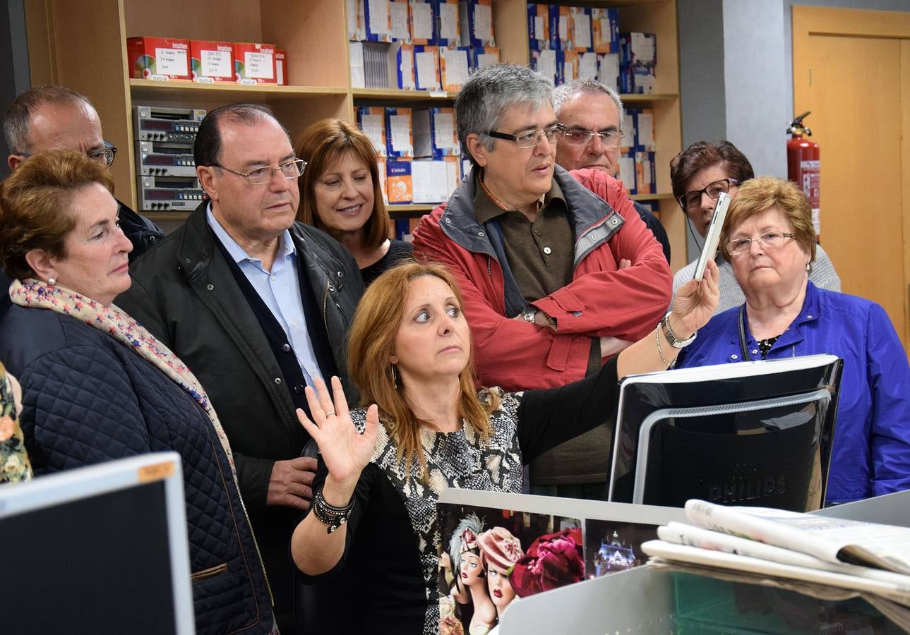 Alumnos de la Universidad de la Experiencia visitan la multimedia de Diario LA RIOJA