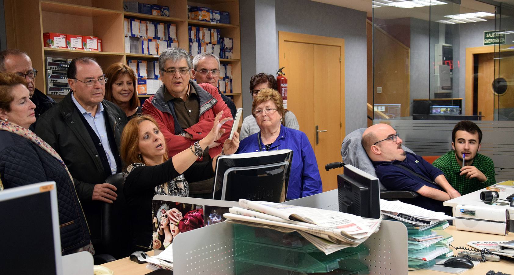 Alumnos de la Universidad de la Experiencia visitan la multimedia de Diario LA RIOJA