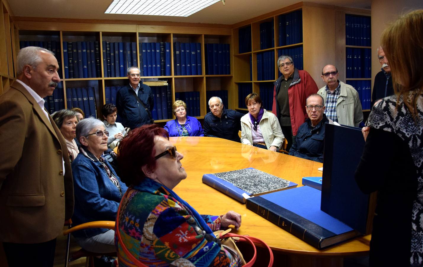 Alumnos de la Universidad de la Experiencia visitan la multimedia de Diario LA RIOJA