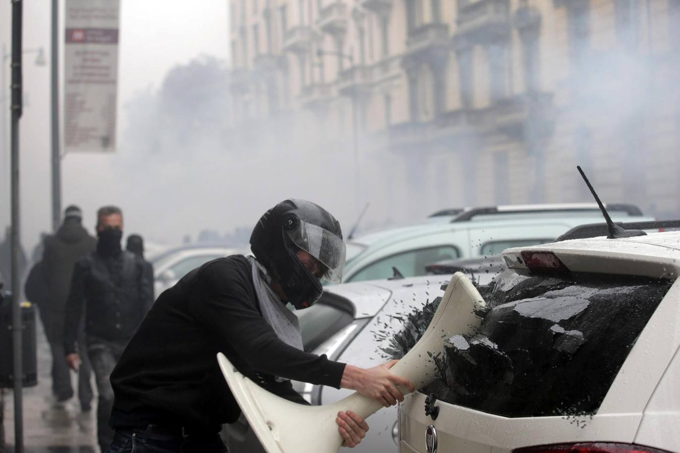 Las protestas contra la Expo incendian Milán