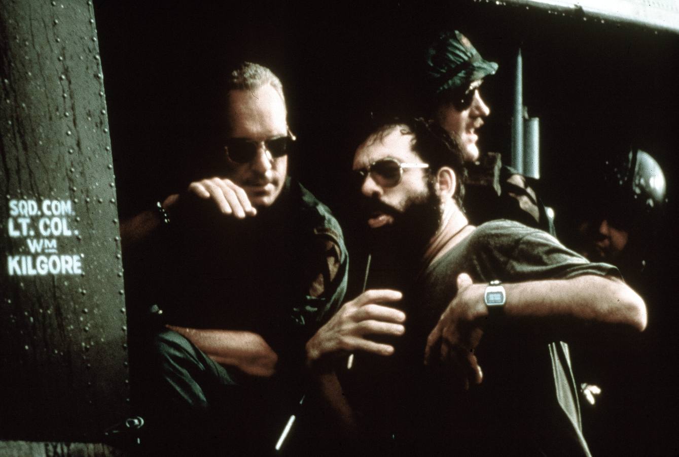 Francis Ford Coppola conversa con dos actores durante el rodaje de la película 'Apocalypse now'.