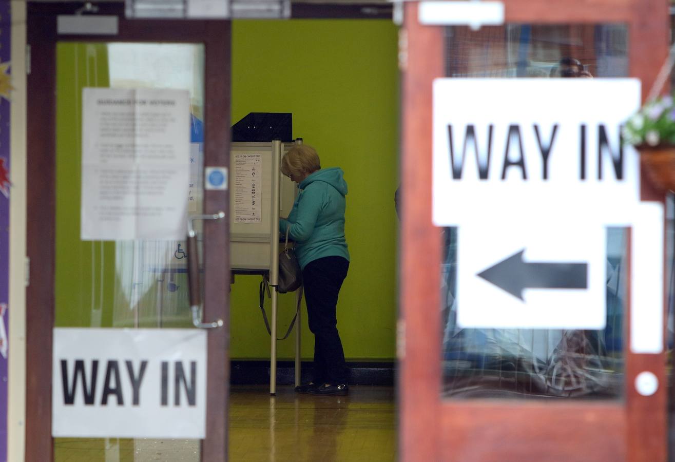 Una mujer, votando en Belfast.