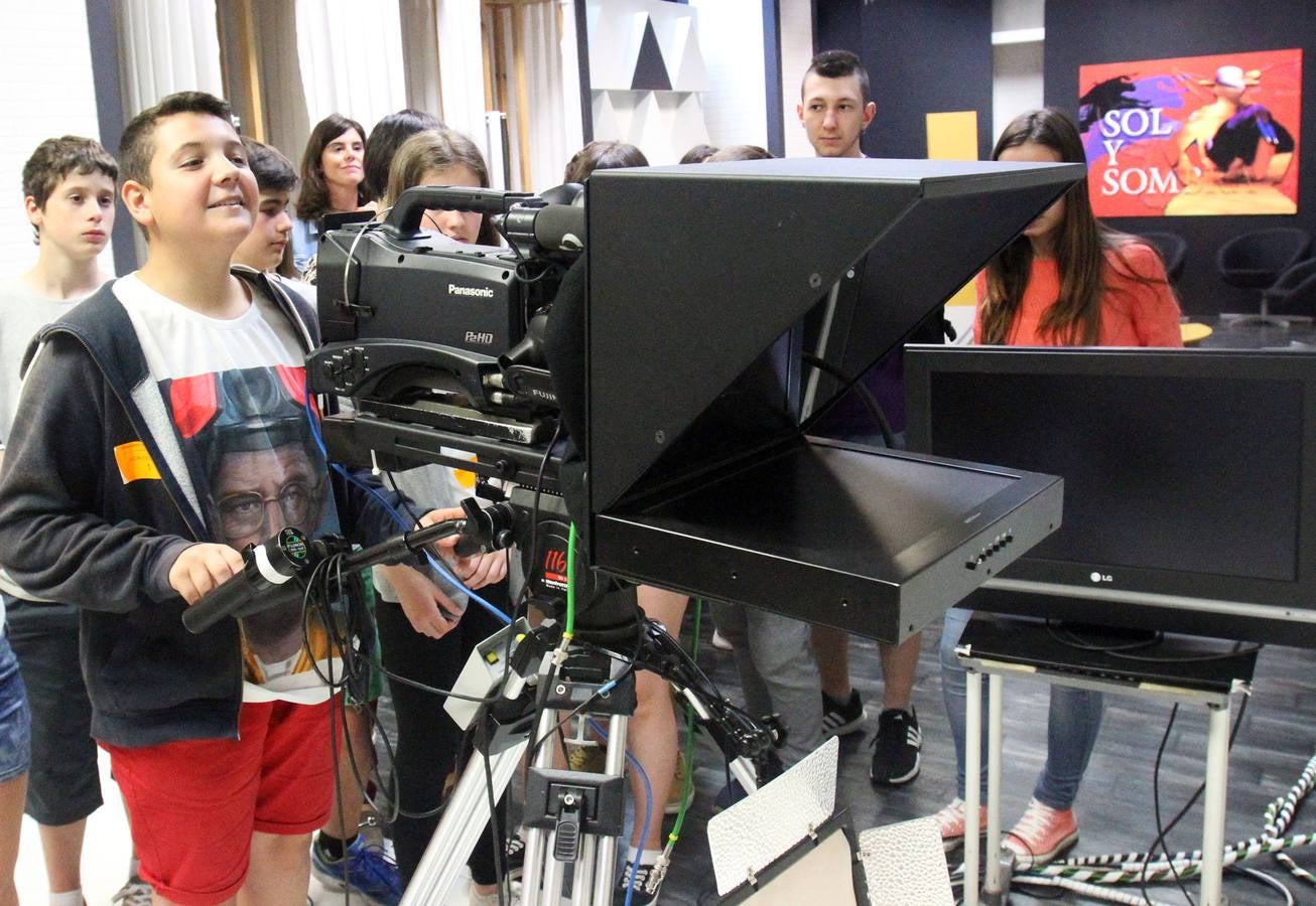 Los alumnos 2º de la ESO del Centro Marianistas de Vitoria y Logroño visitan la multimedia de Diario LA RIOJA