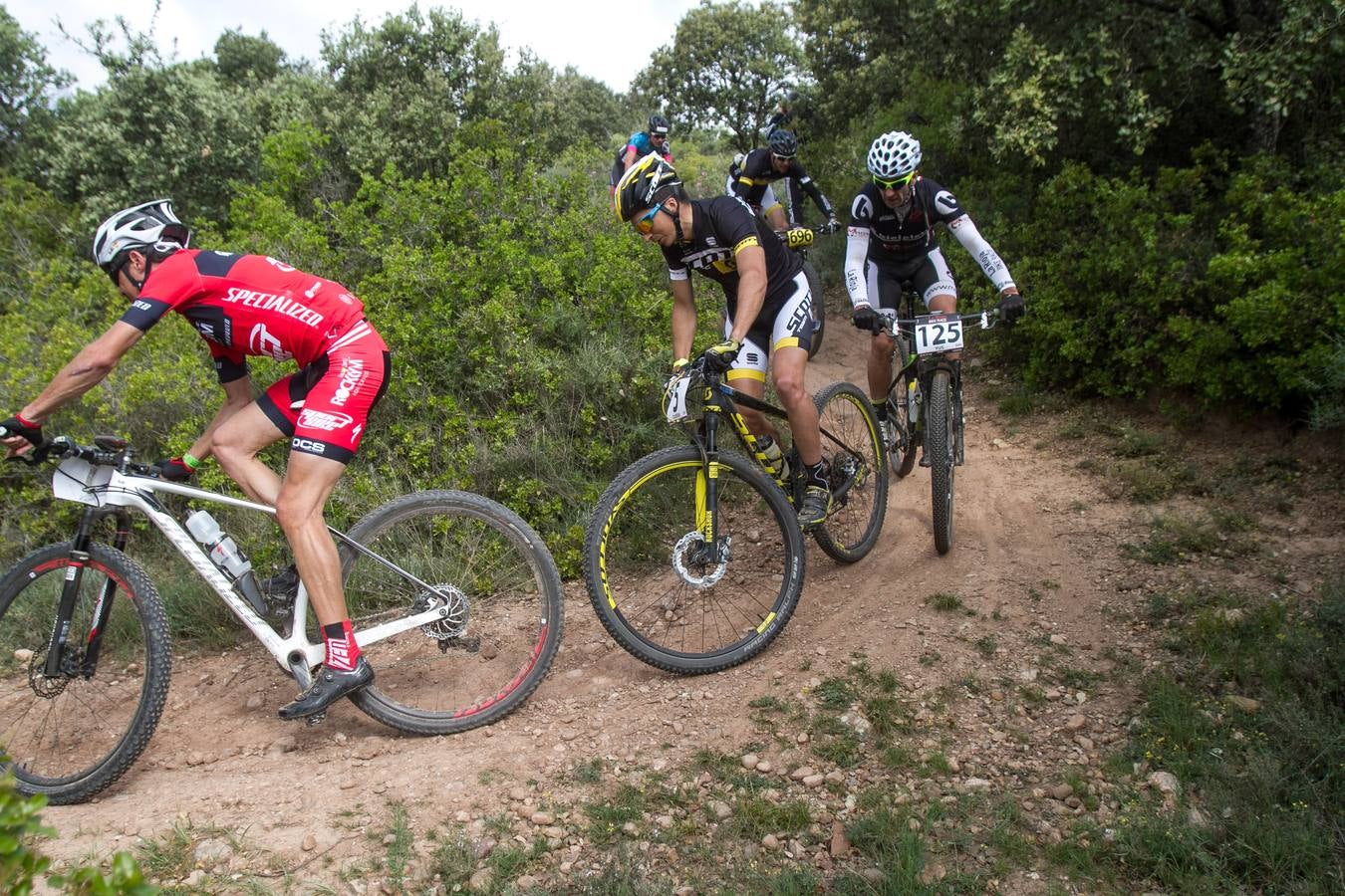 La salida, los podios y el inicio de la primera etapa de La Rioja Bike Race