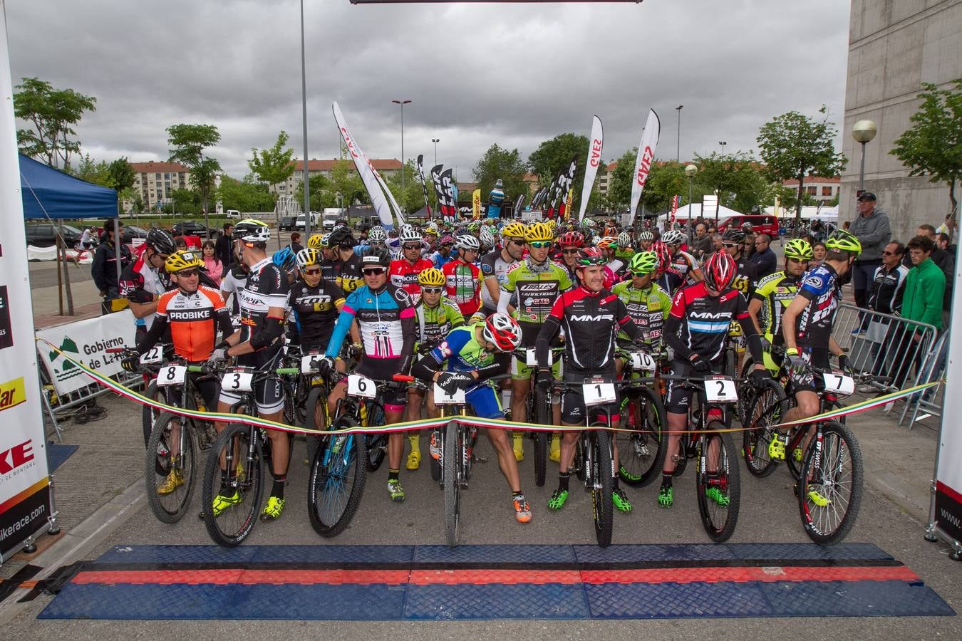 La salida, los podios y el inicio de la primera etapa de La Rioja Bike Race