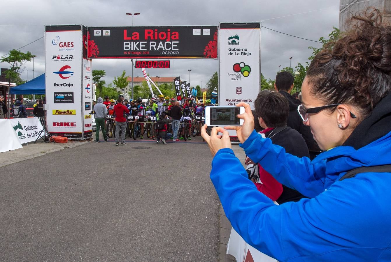 La salida, los podios y el inicio de la primera etapa de La Rioja Bike Race