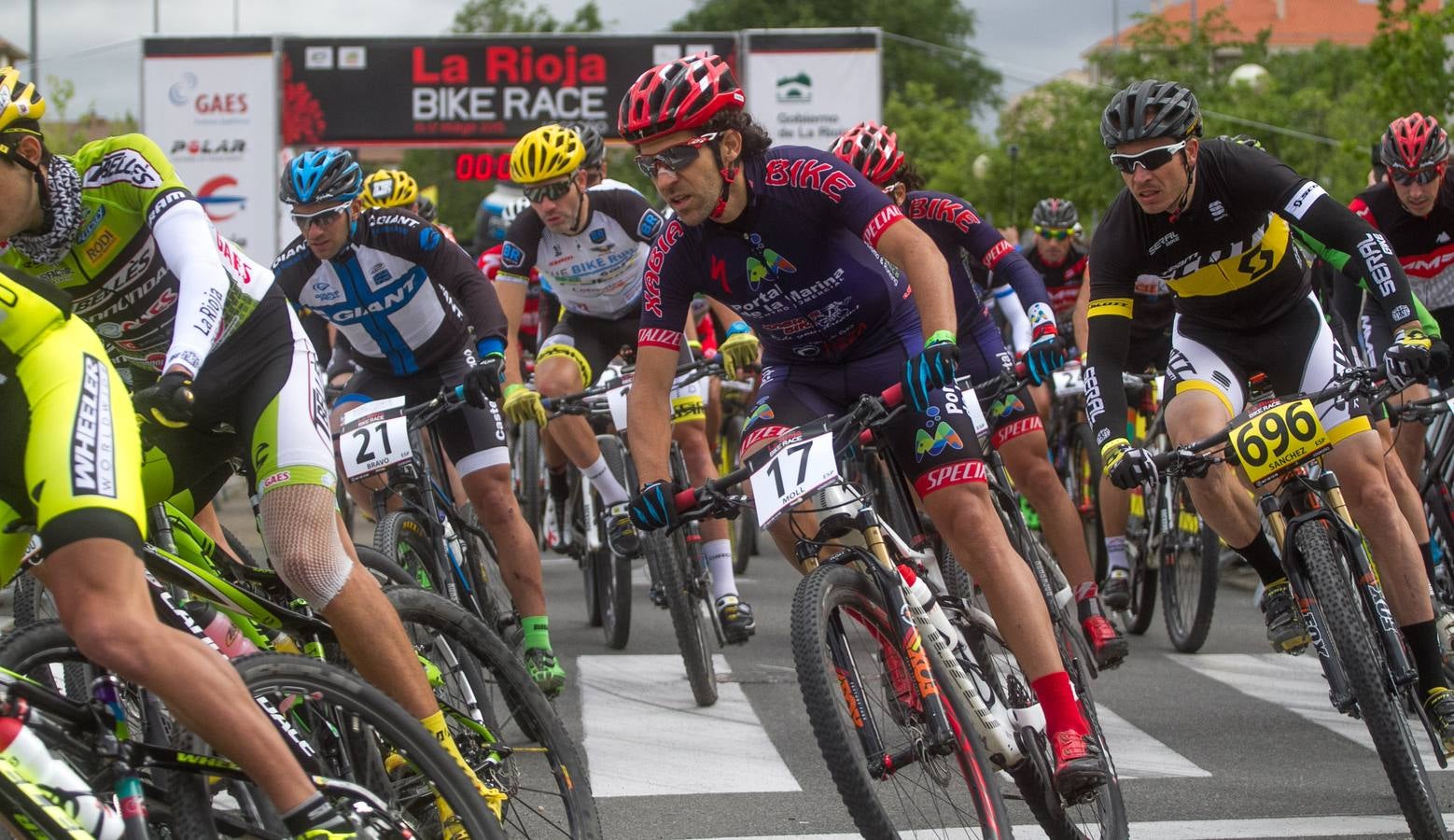 La salida, los podios y el inicio de la primera etapa de La Rioja Bike Race