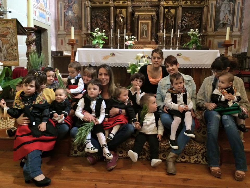 Corera. Niños ante el altar