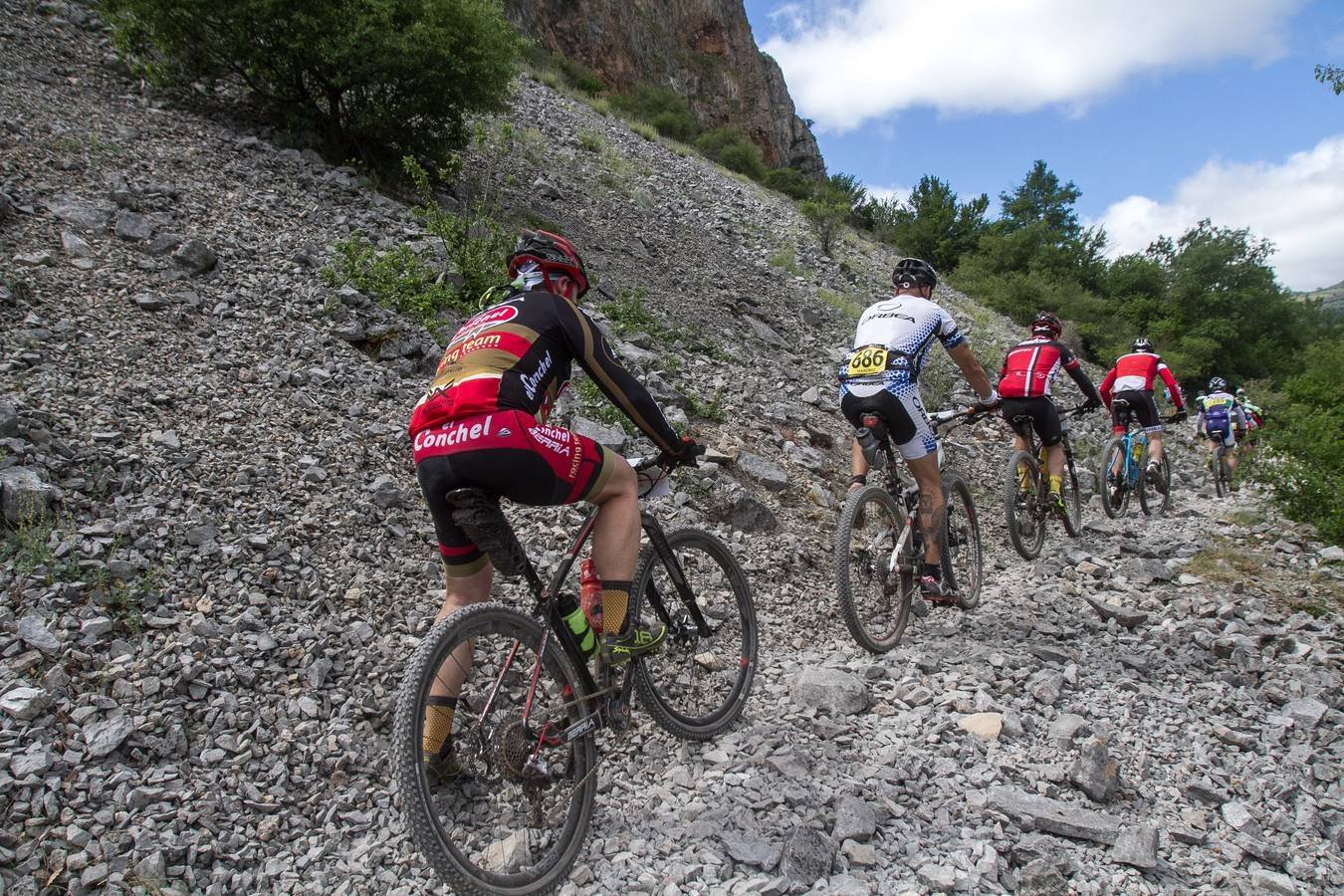 Salida y desarrollo de la segunda etapa de La Rioja Bike Race