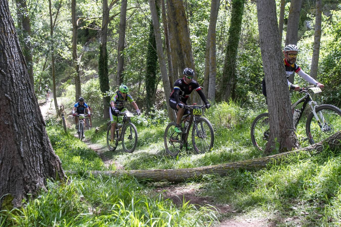 Salida y desarrollo de la segunda etapa de La Rioja Bike Race