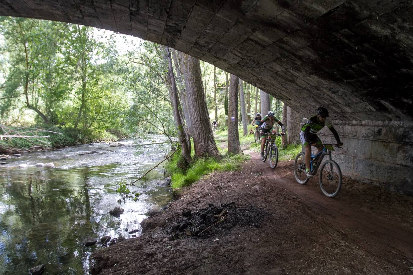 Salida y desarrollo de la segunda etapa de La Rioja Bike Race