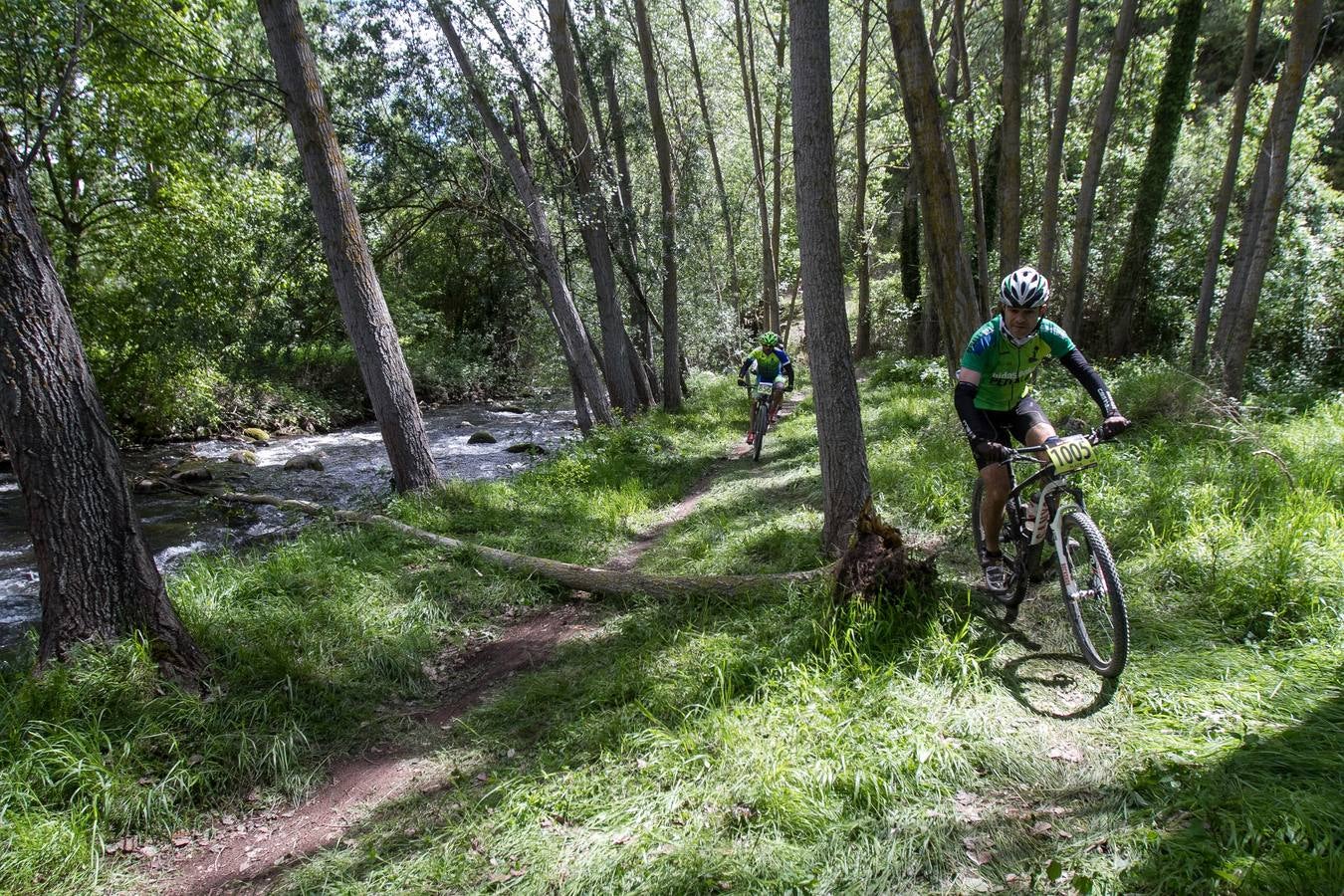 Salida y desarrollo de la segunda etapa de La Rioja Bike Race