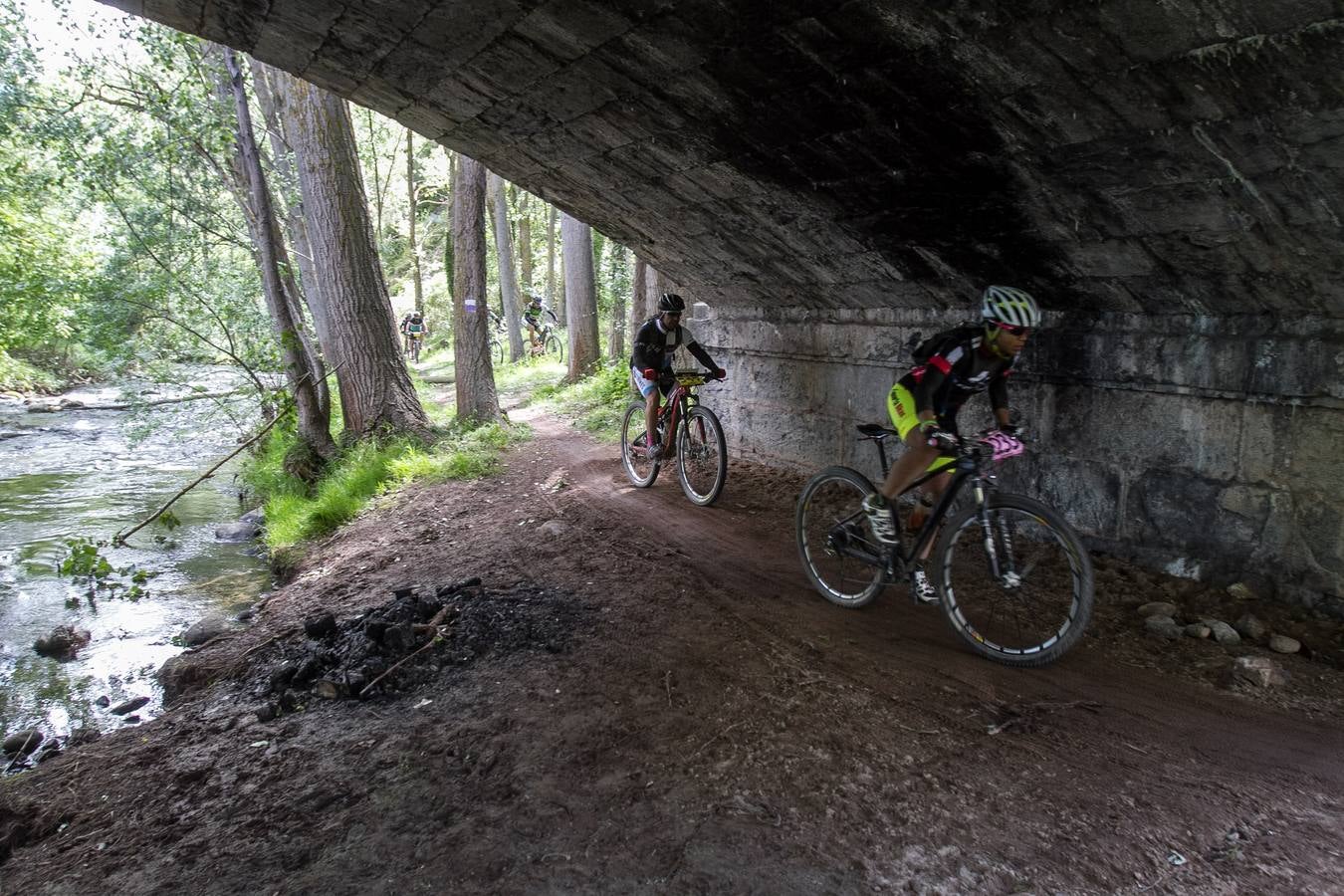Salida y desarrollo de la segunda etapa de La Rioja Bike Race
