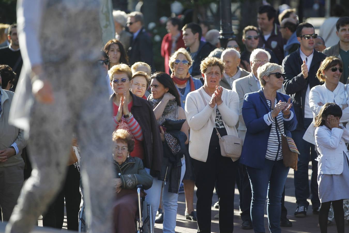 Desfile de Cáritas de ropa recuperada en El Espolón