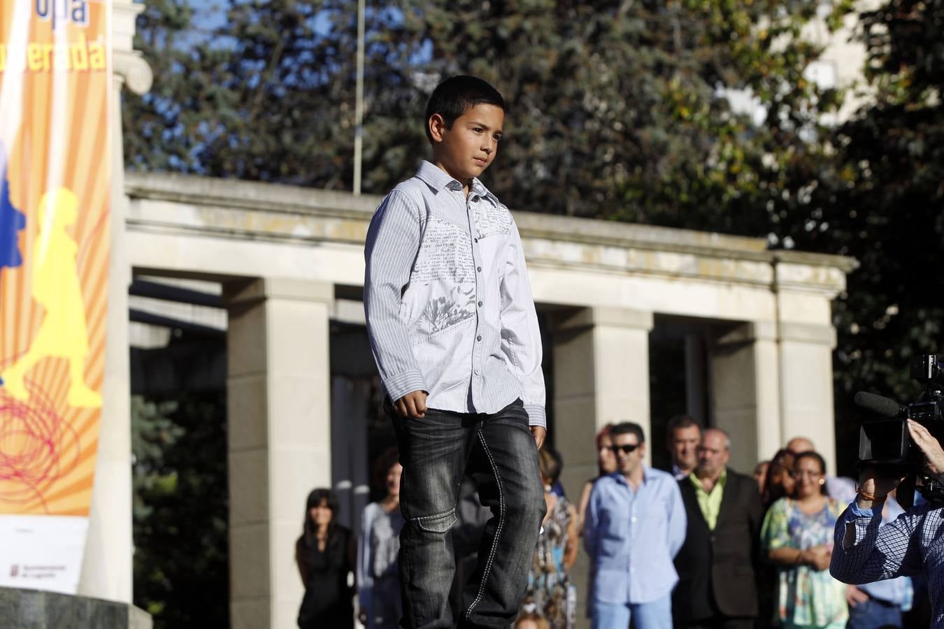 Desfile de Cáritas de ropa recuperada en El Espolón