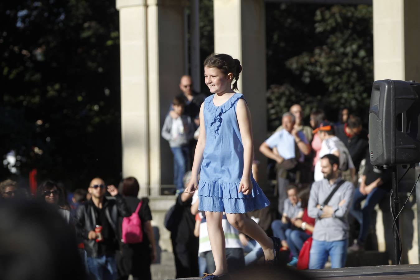 Desfile de Cáritas de ropa recuperada en El Espolón