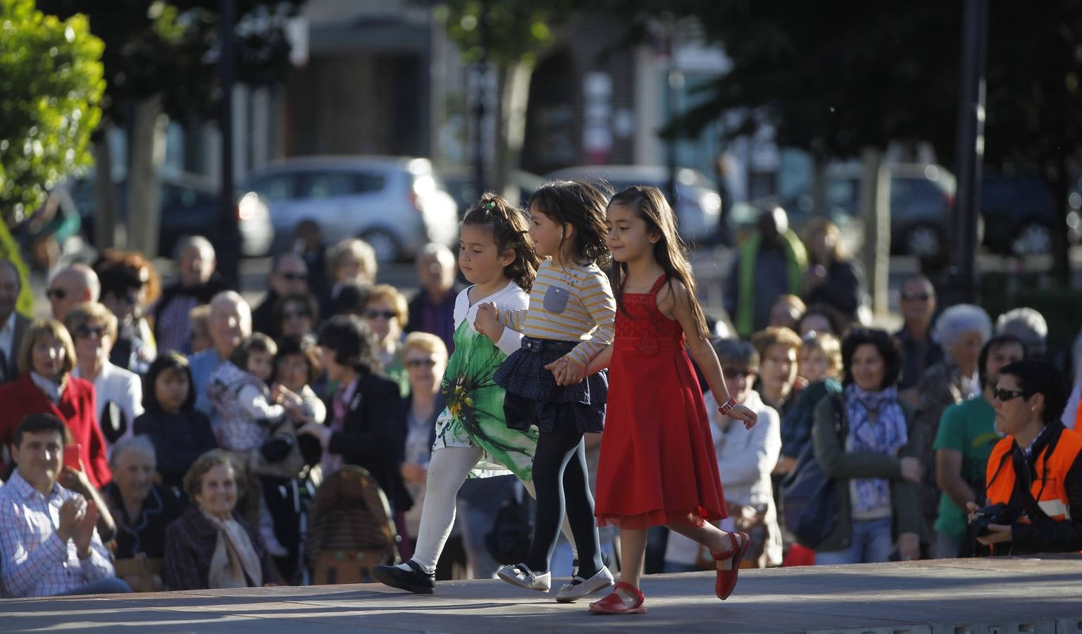 Desfile de Cáritas de ropa recuperada en El Espolón