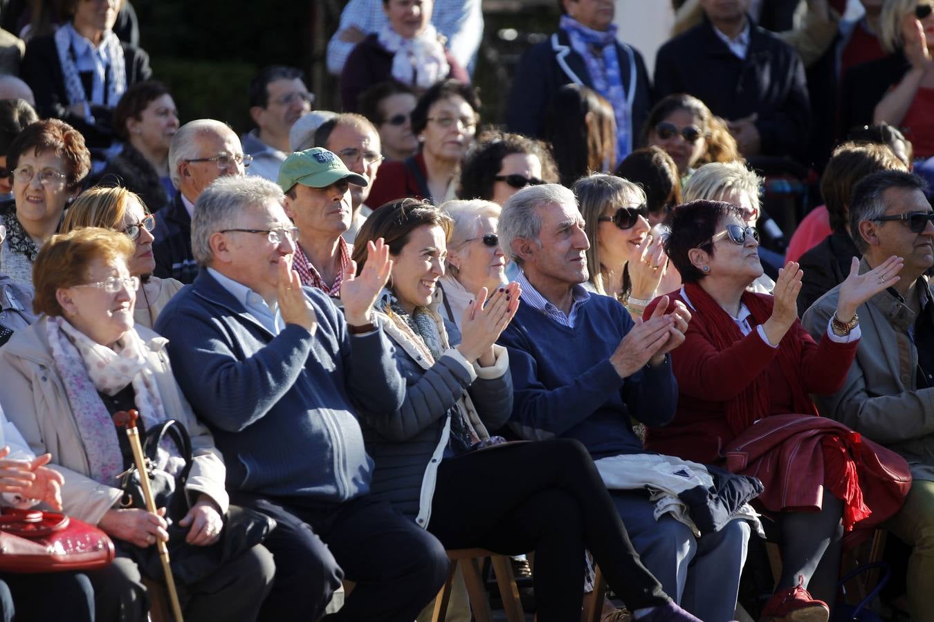 Desfile de Cáritas de ropa recuperada en El Espolón