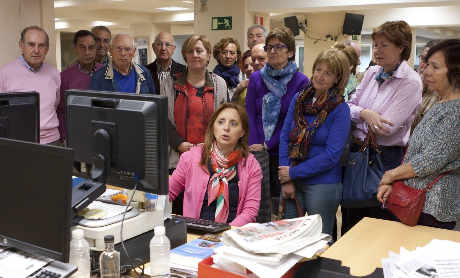 Alumnos de la Universidad de la Experiencia visitan la multimedia de Diario LA RIOJA