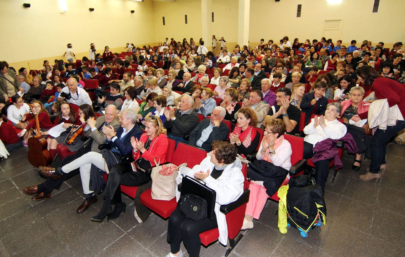 Festival homenaje a los abuelos en las Aulas de la Tercera Edad