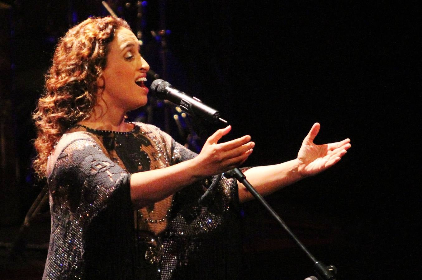 Música dentro, protestas fuera