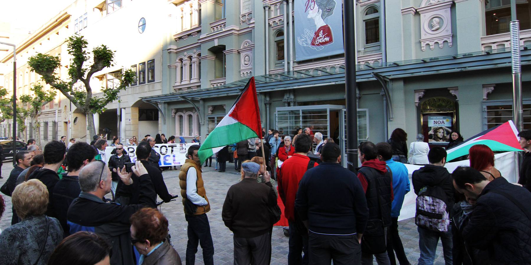 Música dentro, protestas fuera