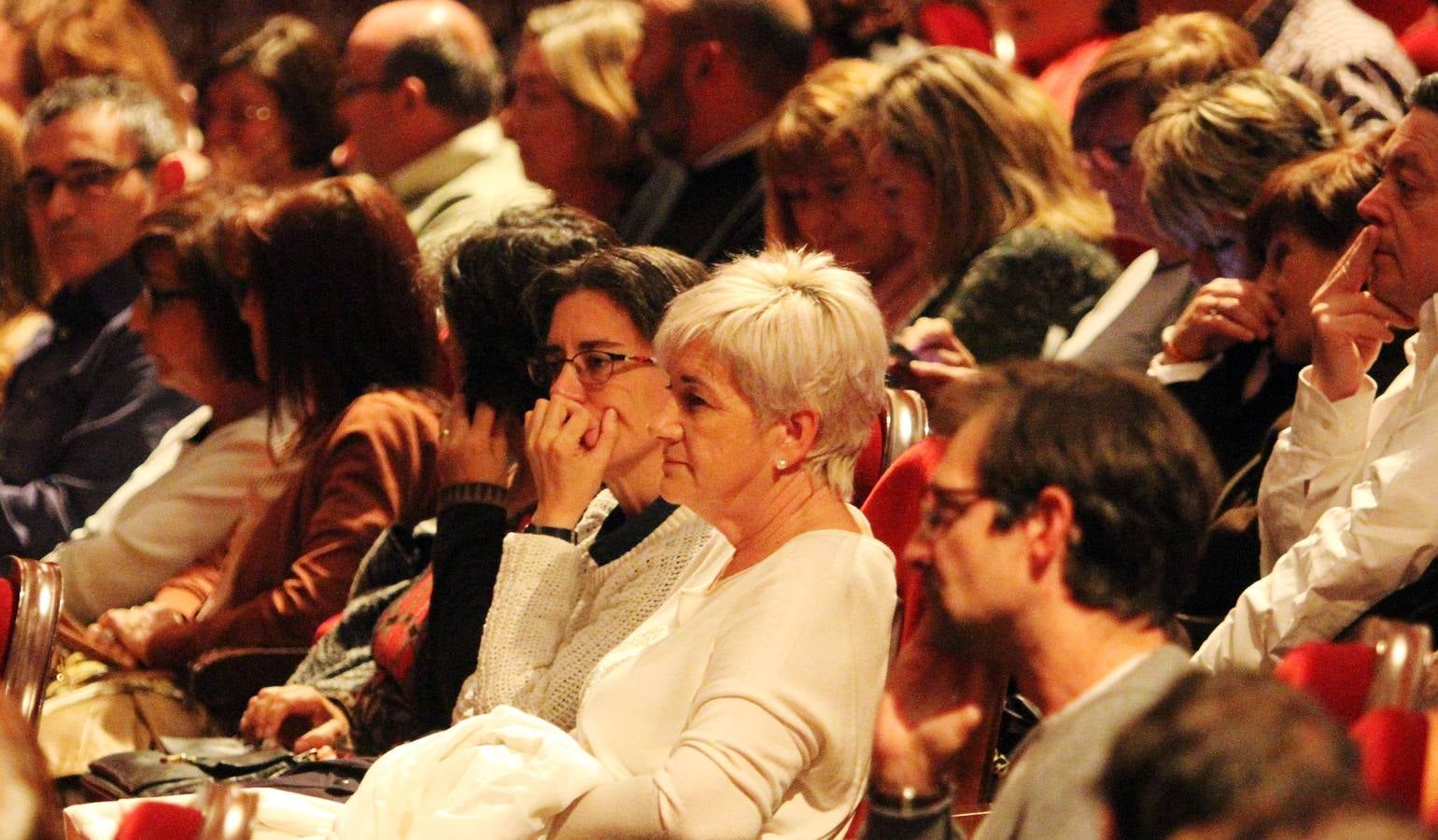Música dentro, protestas fuera