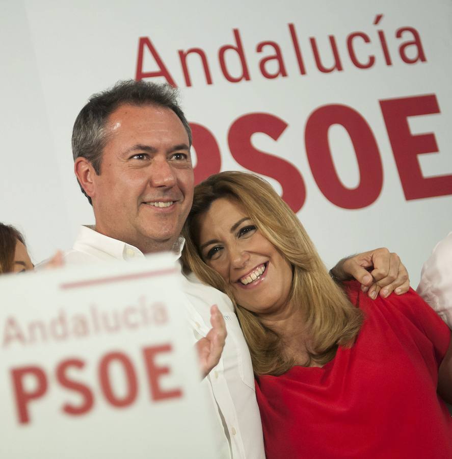 El candidato socialista a la Alcaldía de Sevilla, Juan Espadas (i), arropado por la Secretaria General del PSOE-A, Susana Díaz (d), tras recuperar Andalucía.