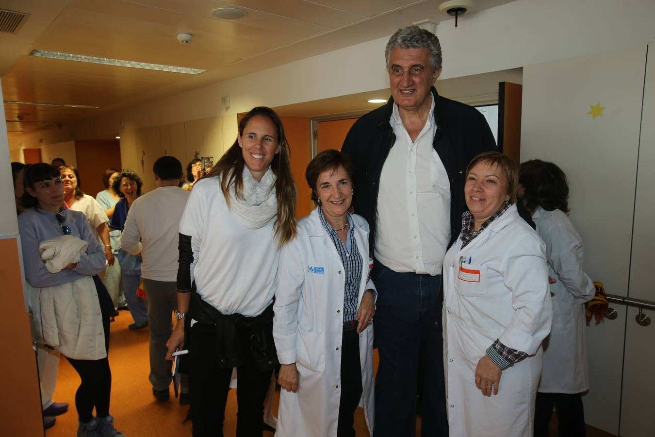 Visita a los niños de dos &#039;grandes&#039; del baloncesto