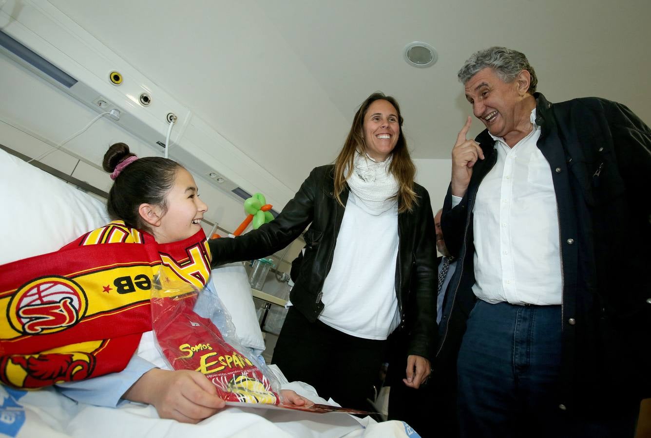 Visita a los niños de dos &#039;grandes&#039; del baloncesto