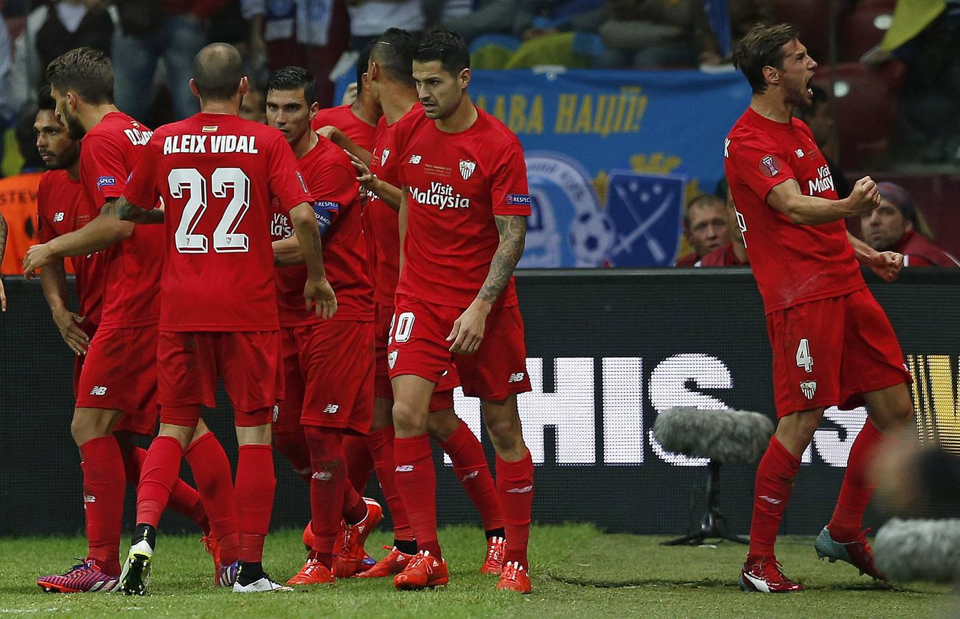 Los jugadores del Sevilla celebran el empate a uno del polaco Krychowiak.