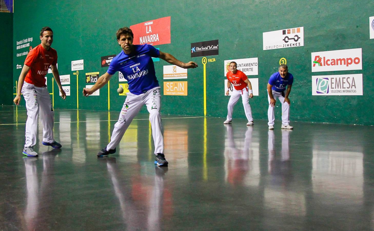 Titín y sus amigos llenan el Adarraga de pelotazos solidarios