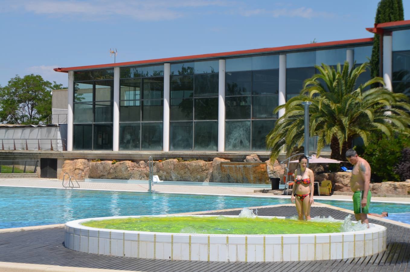El público disfruta en la inauguración de las piscinas de Calahorra