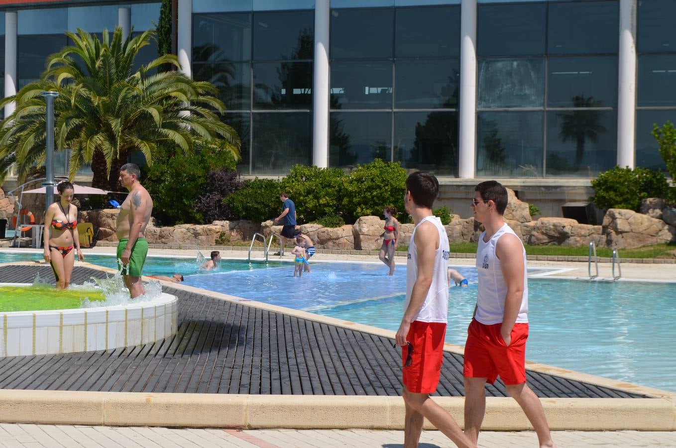 El público disfruta en la inauguración de las piscinas de Calahorra
