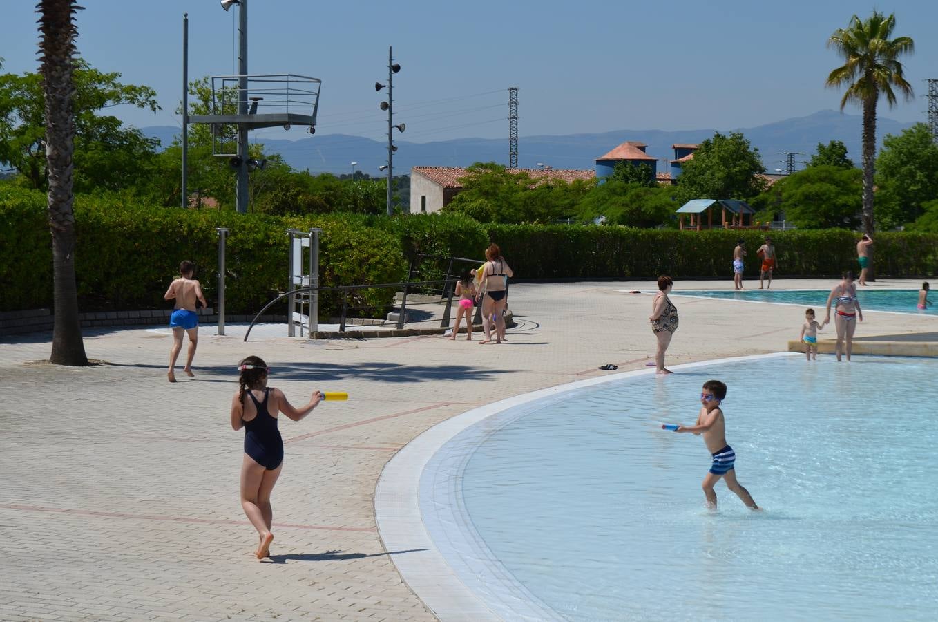 El público disfruta en la inauguración de las piscinas de Calahorra