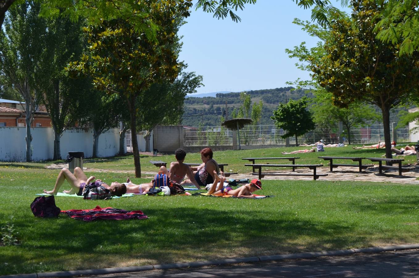 El público disfruta en la inauguración de las piscinas de Calahorra