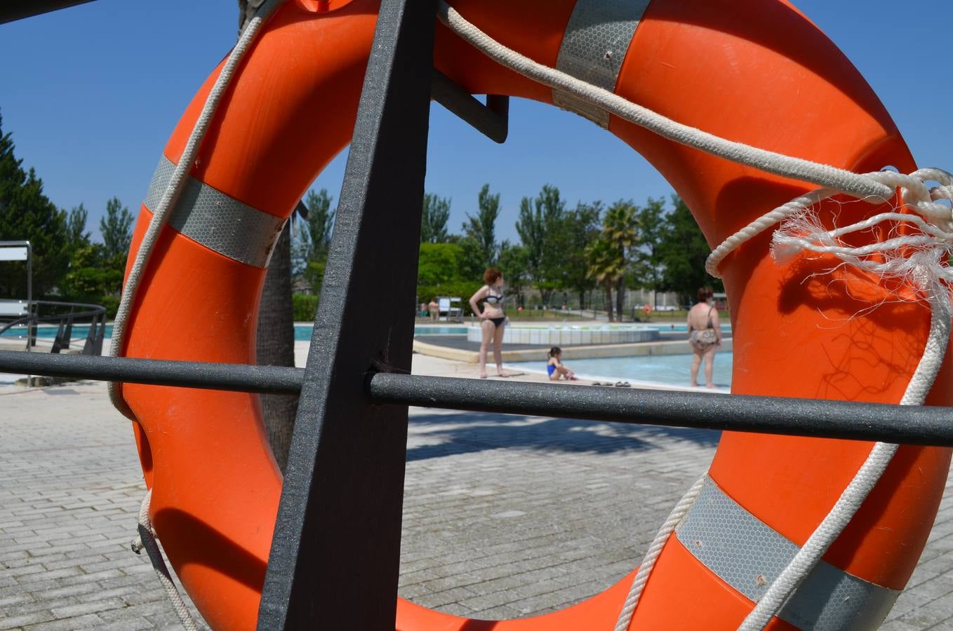 El público disfruta en la inauguración de las piscinas de Calahorra
