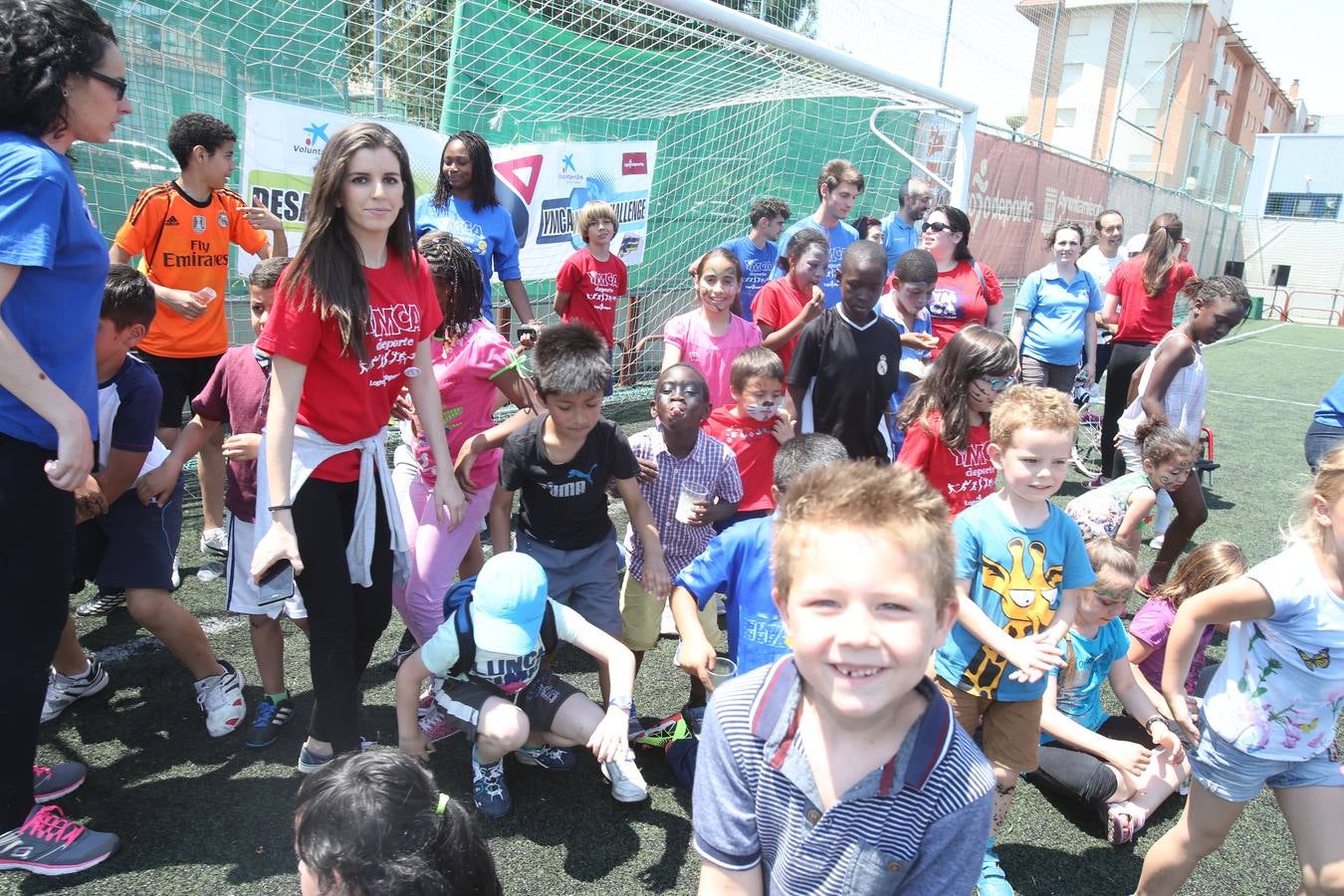 Voluntarios de &#039;la Caixa&#039; pasan la jornada con 60 niños riojanos de YMCA